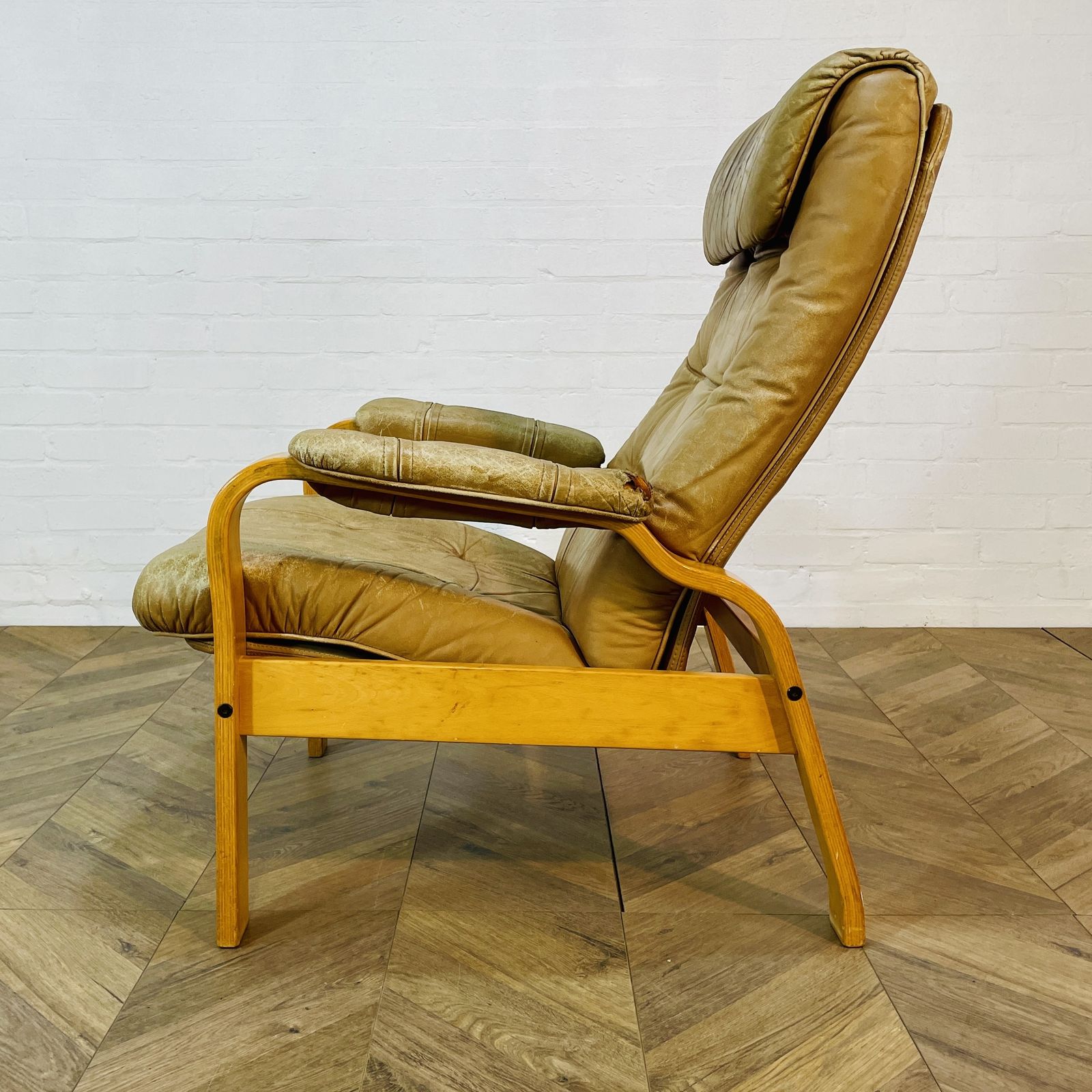 photo vintage Mid Century Leather Lounge Armchair By Skoghaug Industries, 1970s