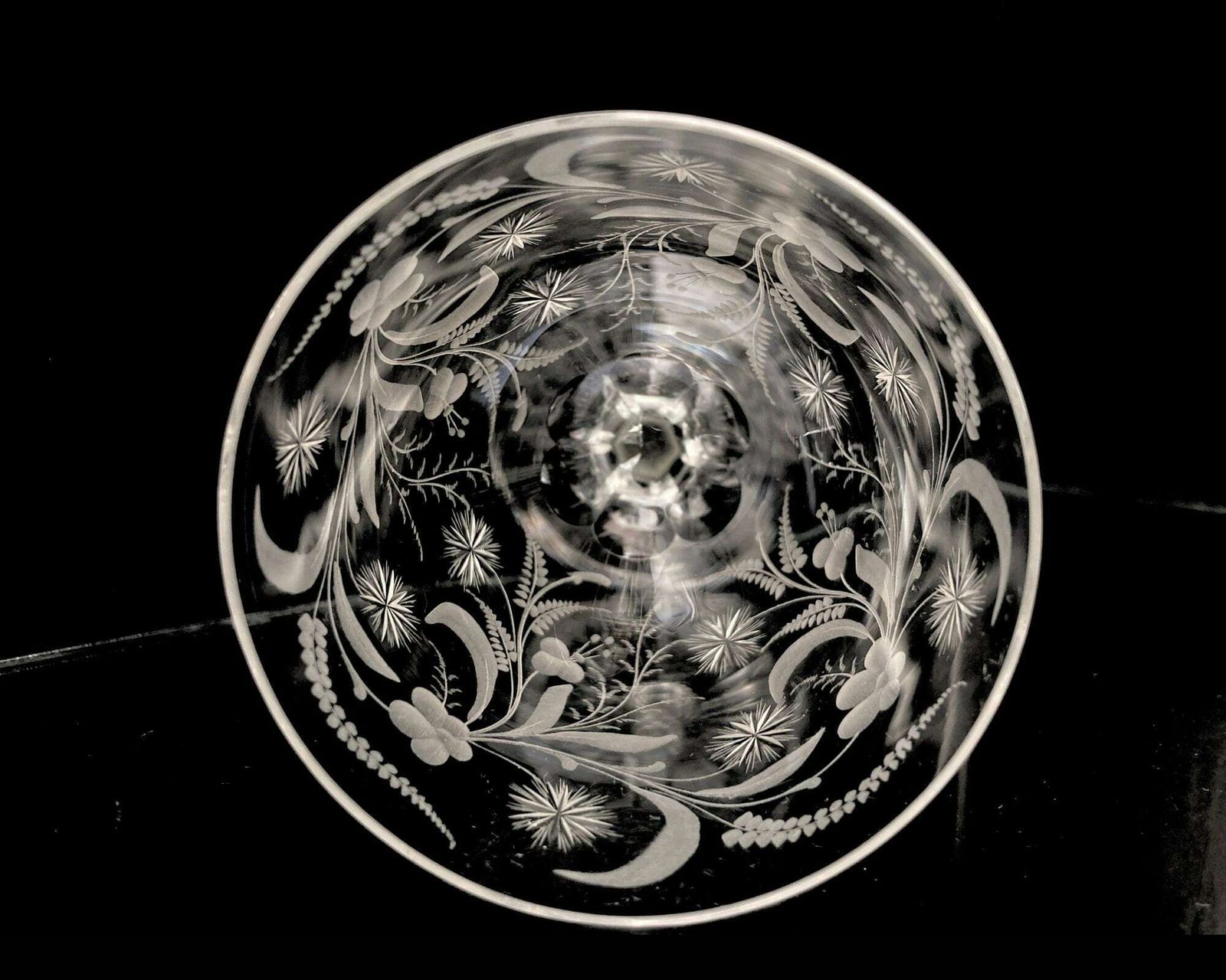 Art Nouveau Wijnglazen | 6 Of 12 Stuks | Geslepen Decoraties | Geslepen Steel En Gegraveerde Voet photo furniture