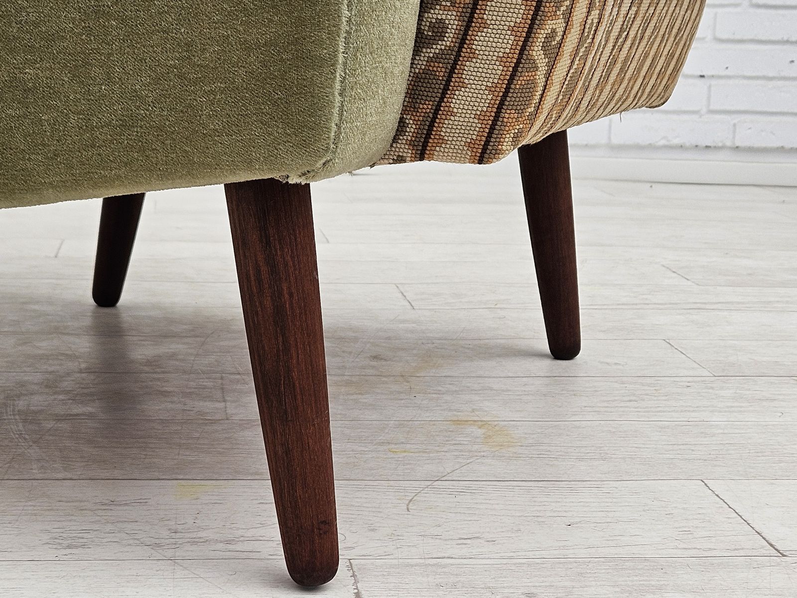 Meubels Jaren 1970, Deense Fauteuil, Staat Zoals Gevonden, Meubelvelours, Geweven Wollen Stof, Teakhout. photo