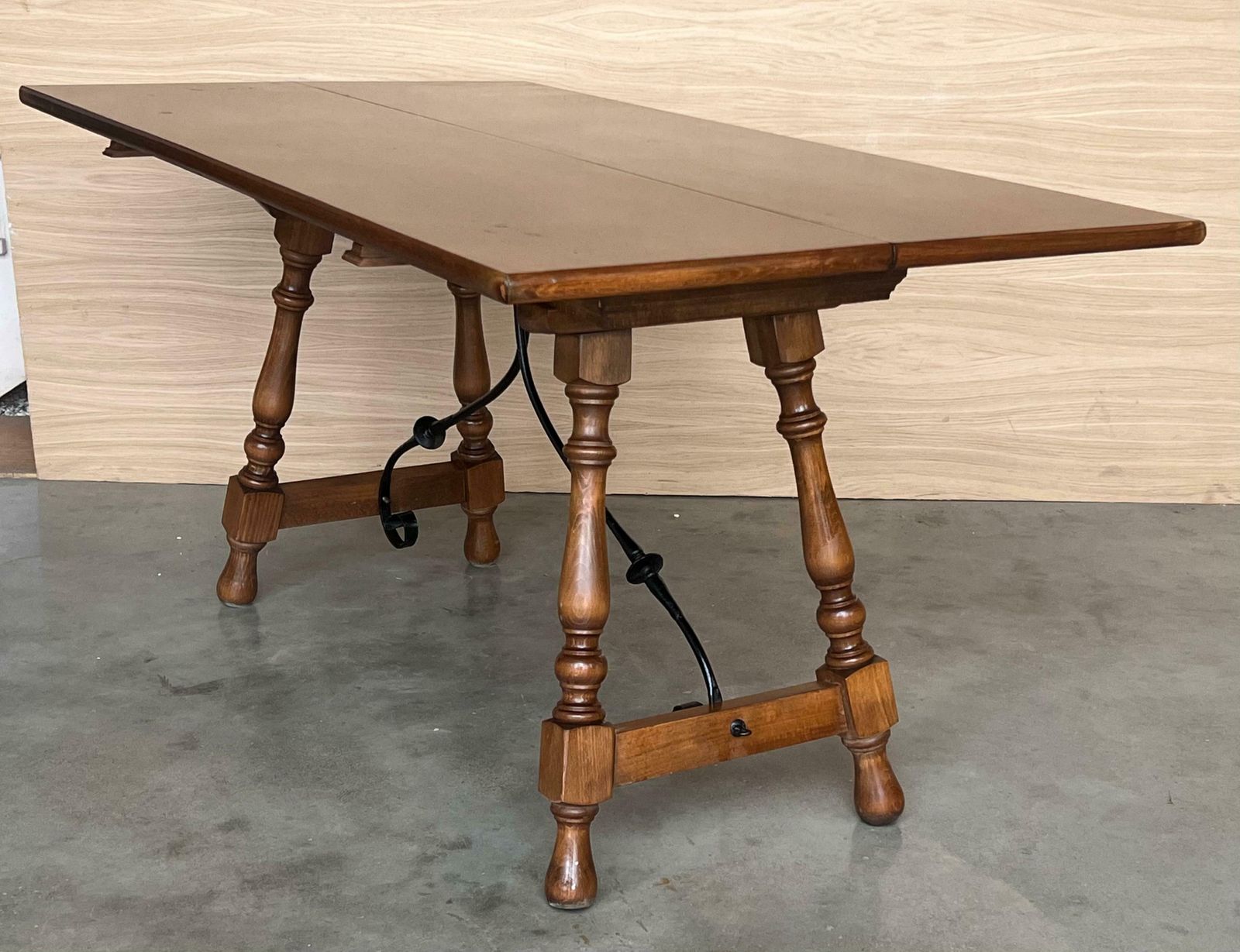Console espagnole à abattant du XXe siècle, avec entretoise en fer photo vinterior