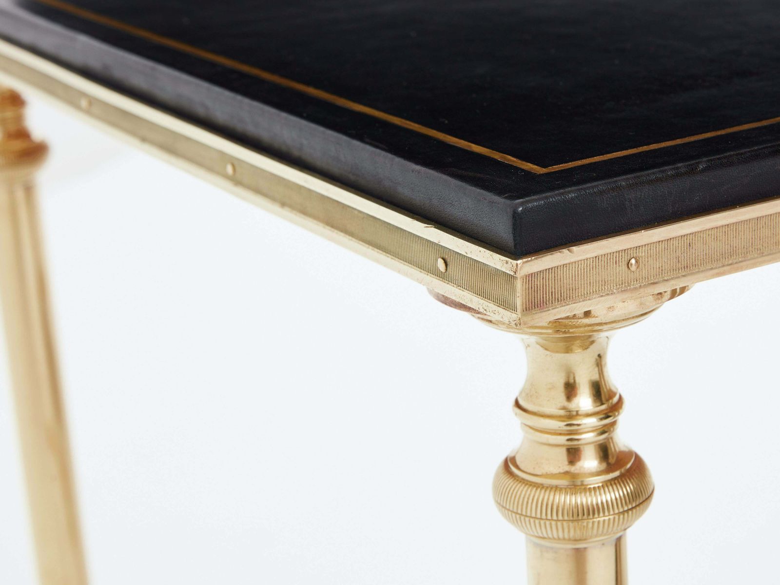 Table basse Maison Charles en laiton massif et cuir noir, années 1970 photo vinterior