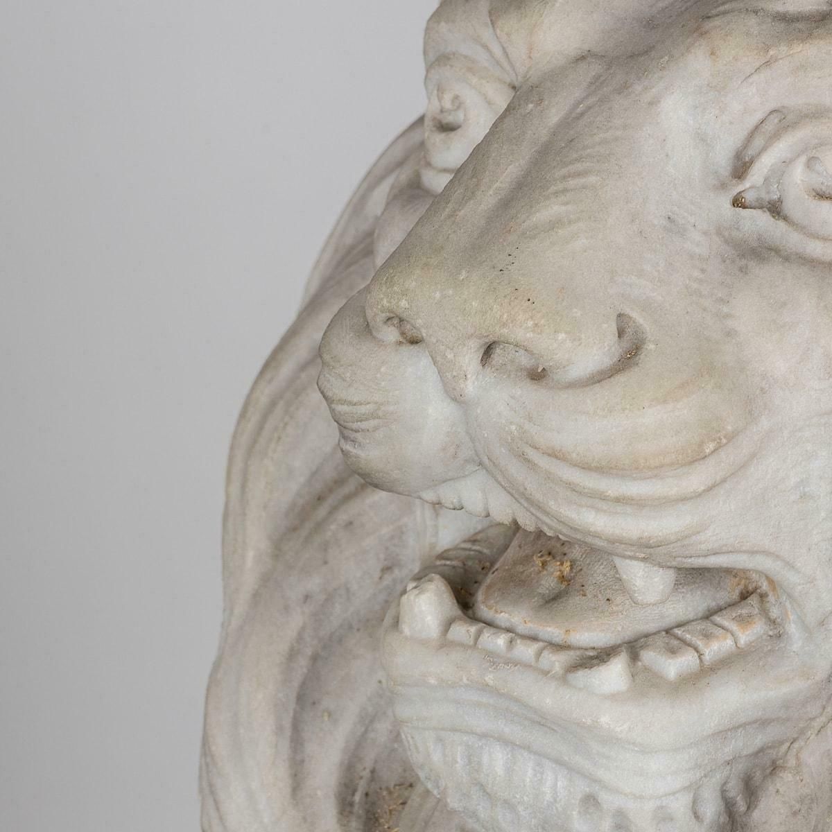 photo vinterior Antique 19th Century Italian Pair Of Marble Lions With Heraldic Shield C.1880