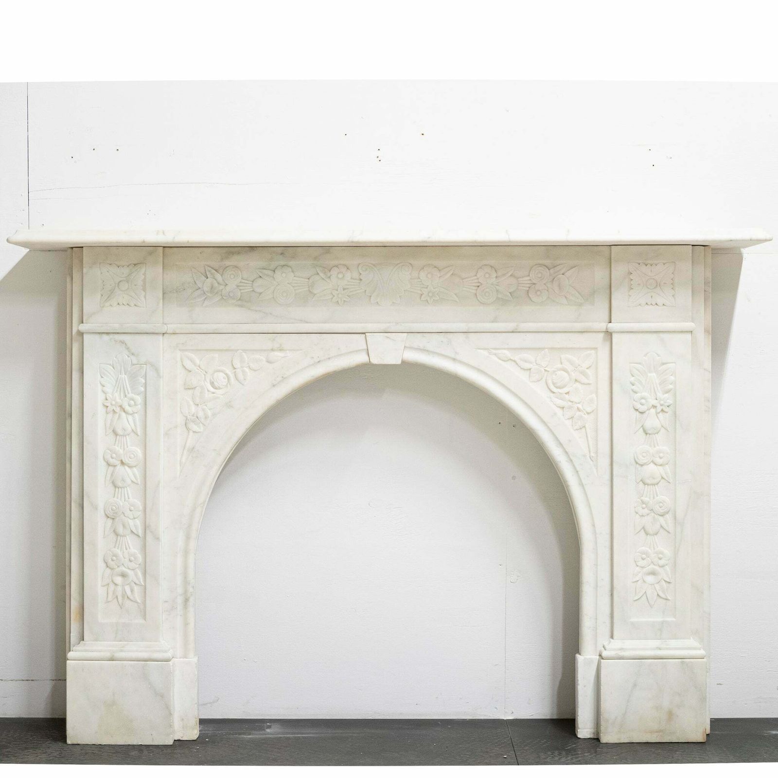 photo vinterior Antique Victorian Carved Statuary Marble Arched Chimneypiece