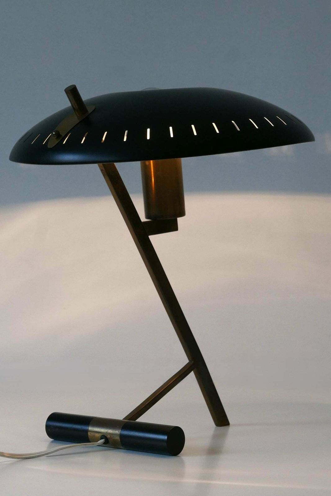 photo vintage Elegant Mid Century "Decora" Or Z Table Lamp By Louis Kalff For Philips 1950s
