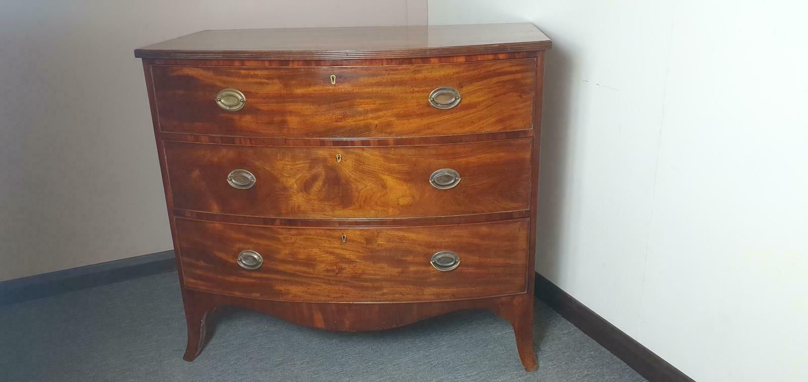 Georgian Mahogany Bow Front Chest Of Drawers On Splayed Feet