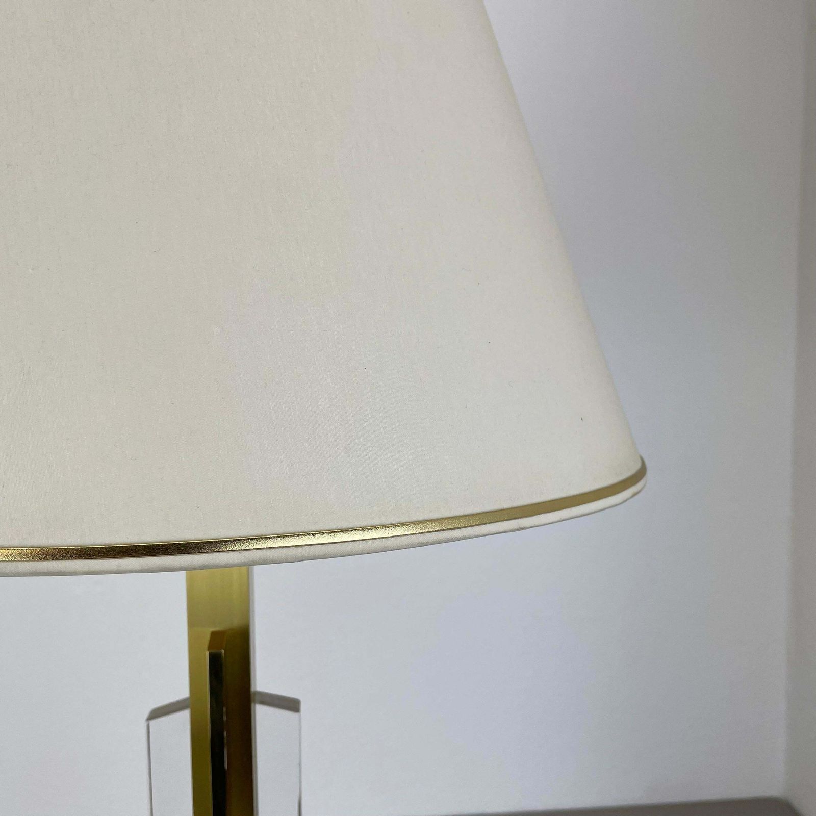photo vinterior Heavy 71cm Hollywood Regency Style Brass And Acryl Table Light, Italy 1970s