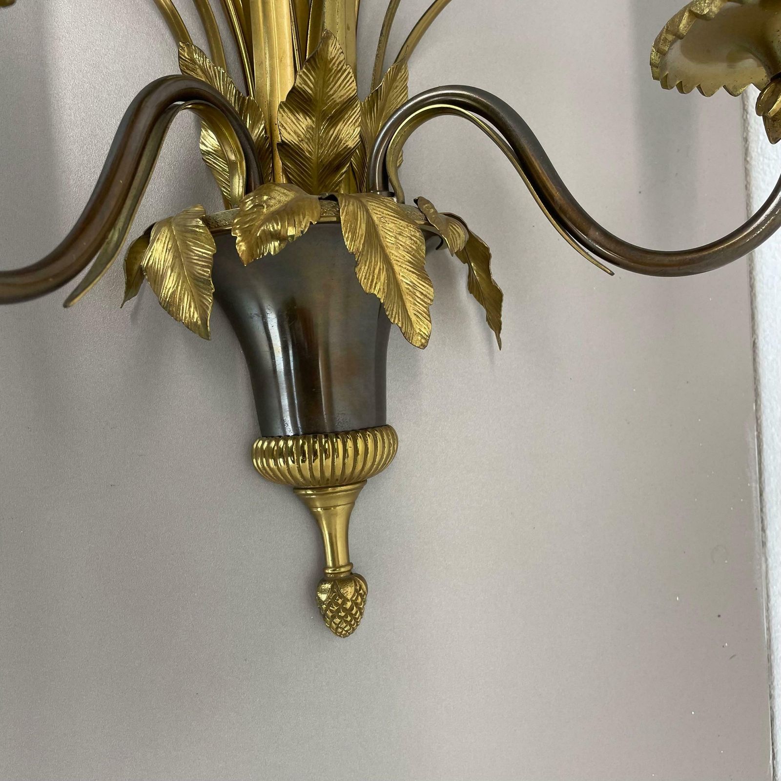 photo vintage Set Of 2 Heavy Brass Florentiner Wall Lights By Maison Charles, France 1970s