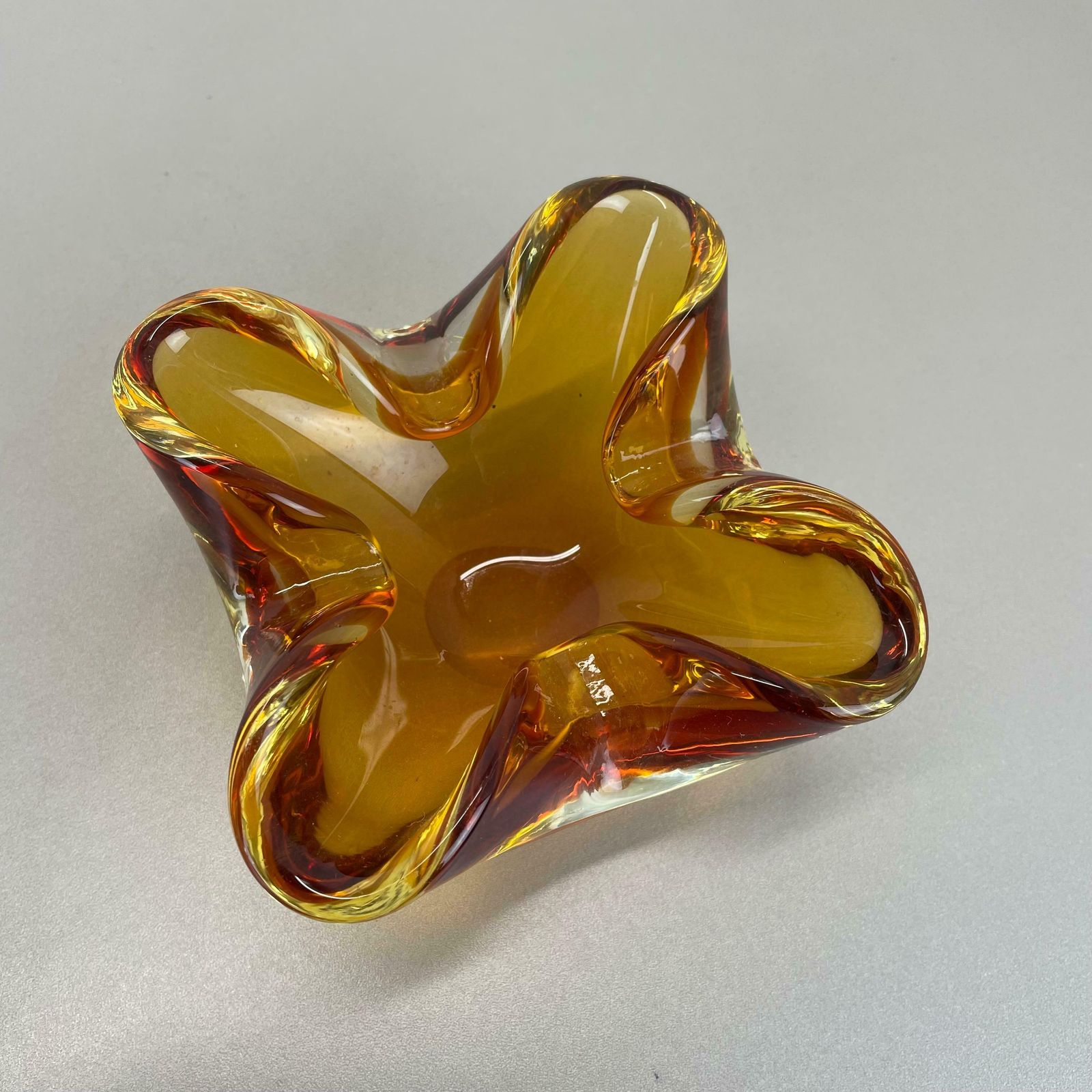 photo vintage Unique Murano Glass "Yellow" Bowl Element Shell Ashtray Murano, Italy, 1970