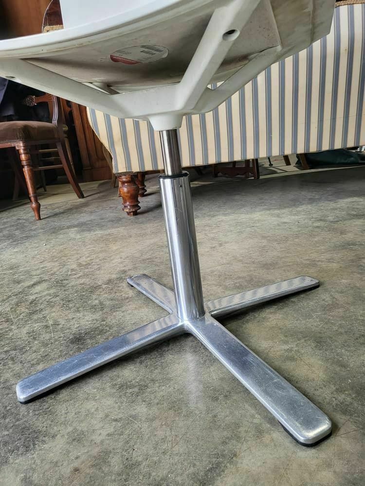 photo furniture 4 Vintage Repro 70's Style White Moulded Chrome Star Base Dining Office Chairs