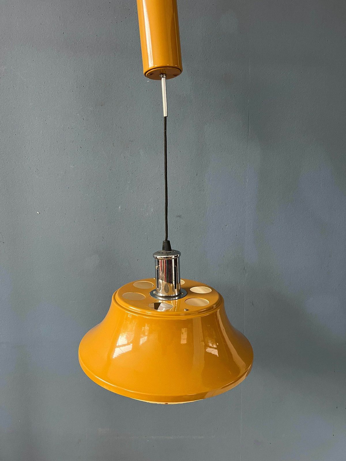 Gele Mid Century Metalen Hanglamp photo vinterior
