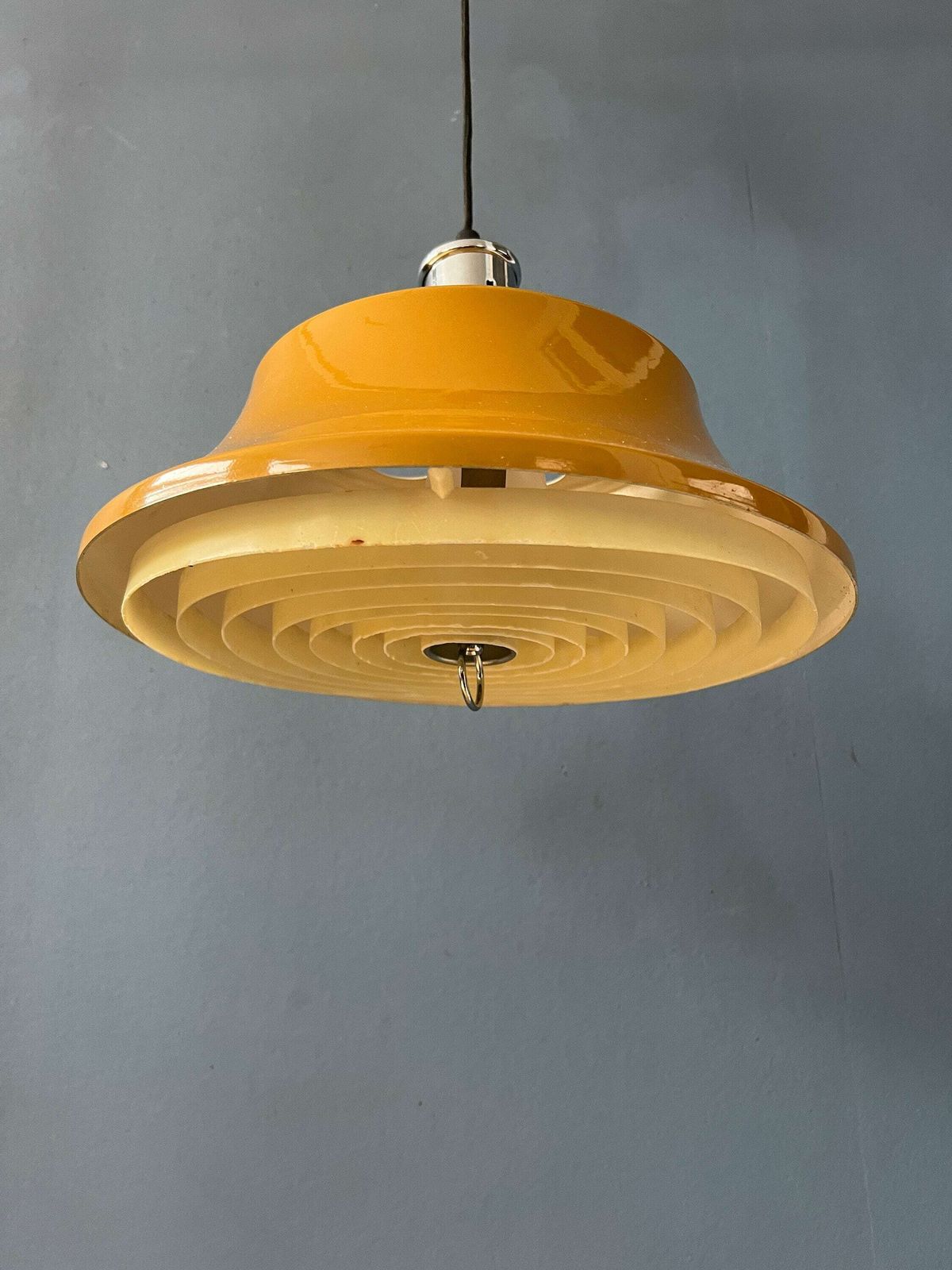 photo furniture Gele Mid Century Metalen Hanglamp