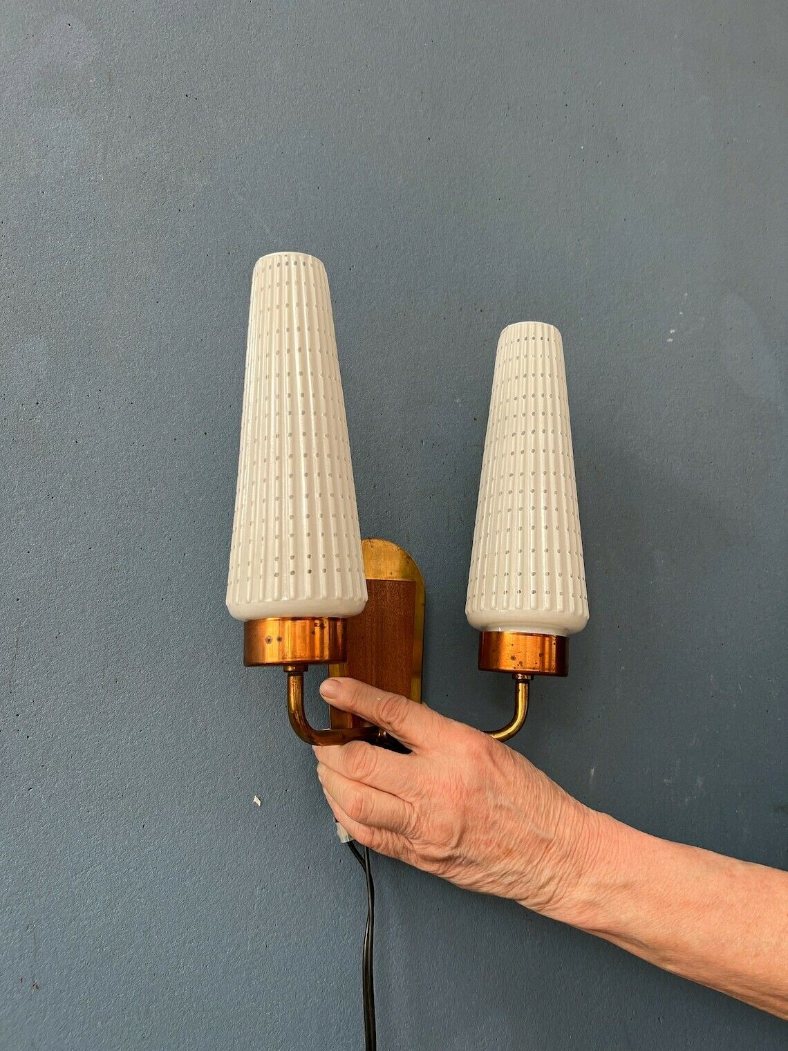 Dubbele Mid Century Scandinavische Glazen Wandlamp photo vinterior