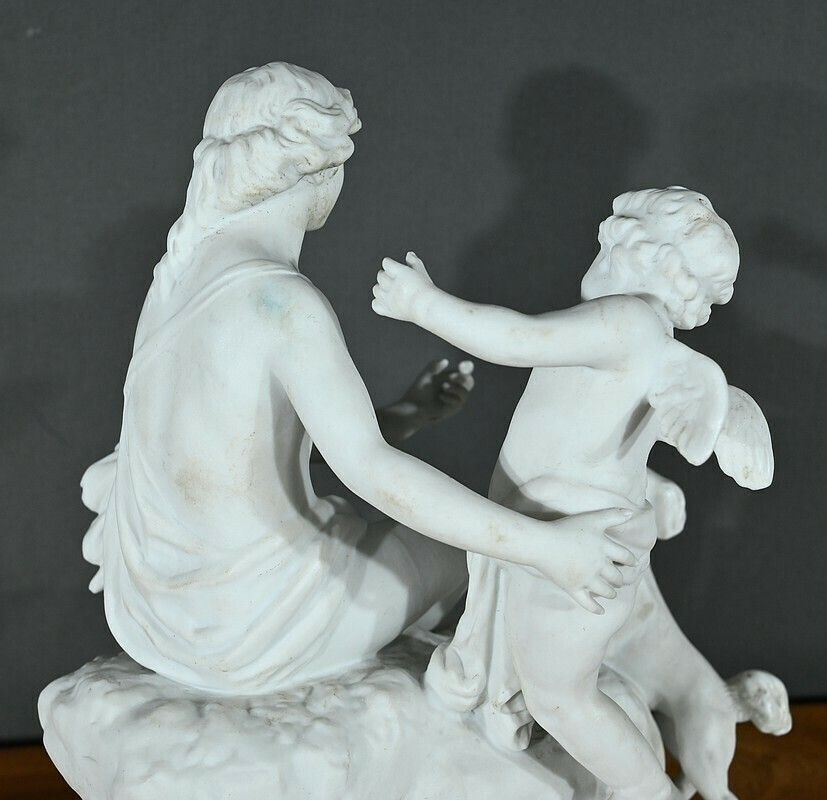 photo vintage Biscuit Sculpture “Venus And Love” – Late 19th Century