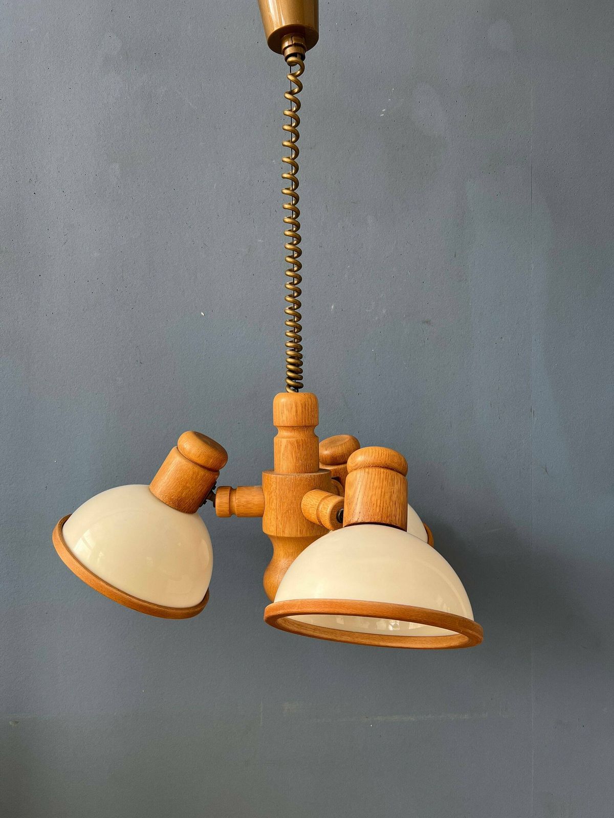 Mid Century Houten Steinhauer Hanglamp Met Drie Plexiglazen Kappen photo vinterior