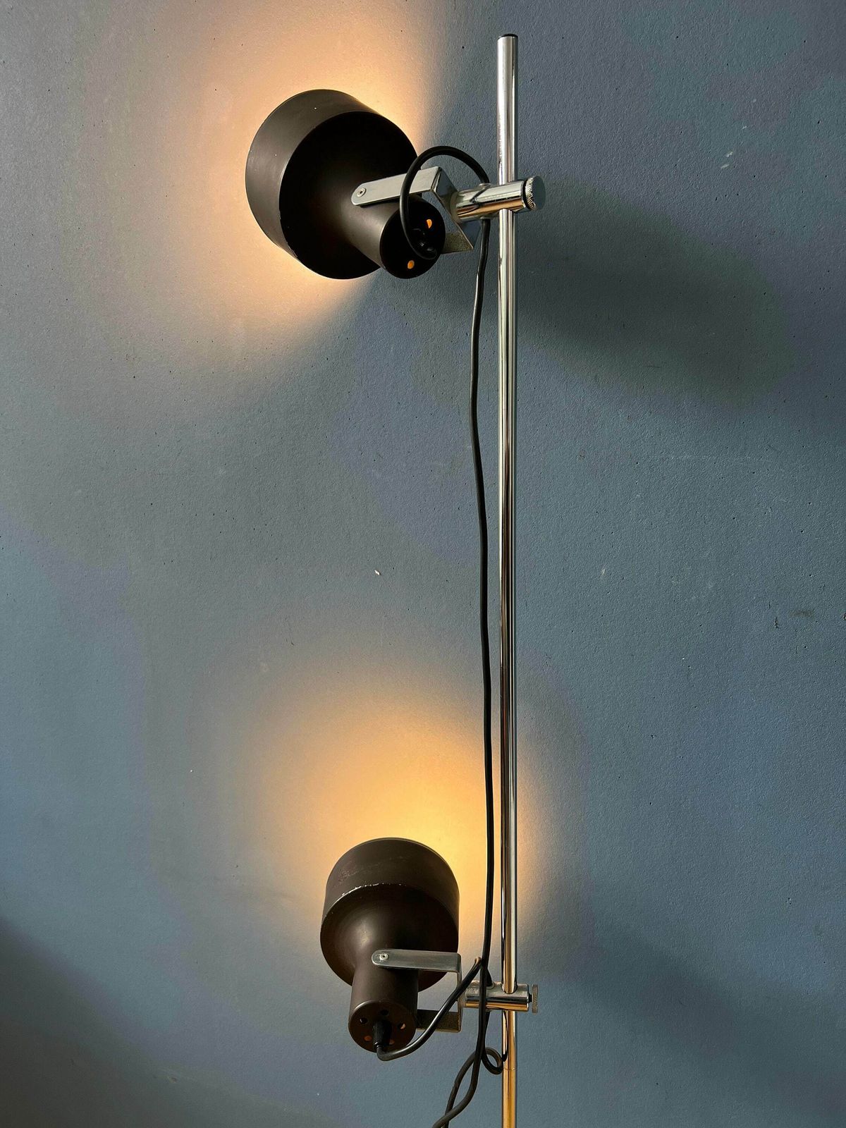 Mid Century Bruine Anvia Vloerlamp photo for sale