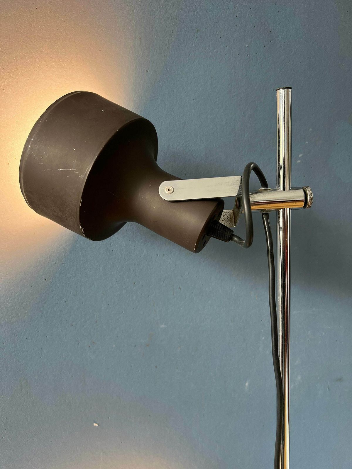Mid Century Bruine Anvia Vloerlamp photo 444.0