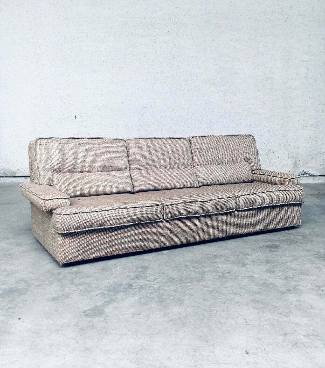 Mid Century Modern Design Bouclé 3 Zitsbank, Italië, Ca. Jaren 1970 photo for sale