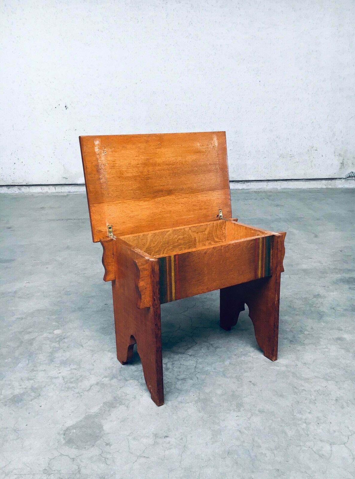 photo furniture Amsterdam School Design Bijzettafel, Nederland, Jaren 1920