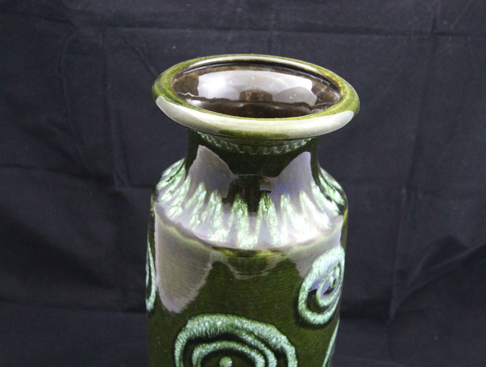 Glorious Scheurich West German Pottery Floor Vase In Deep Green High Gloss Glaze With Pale Green/White Contrast Spiral Design photo 117.0