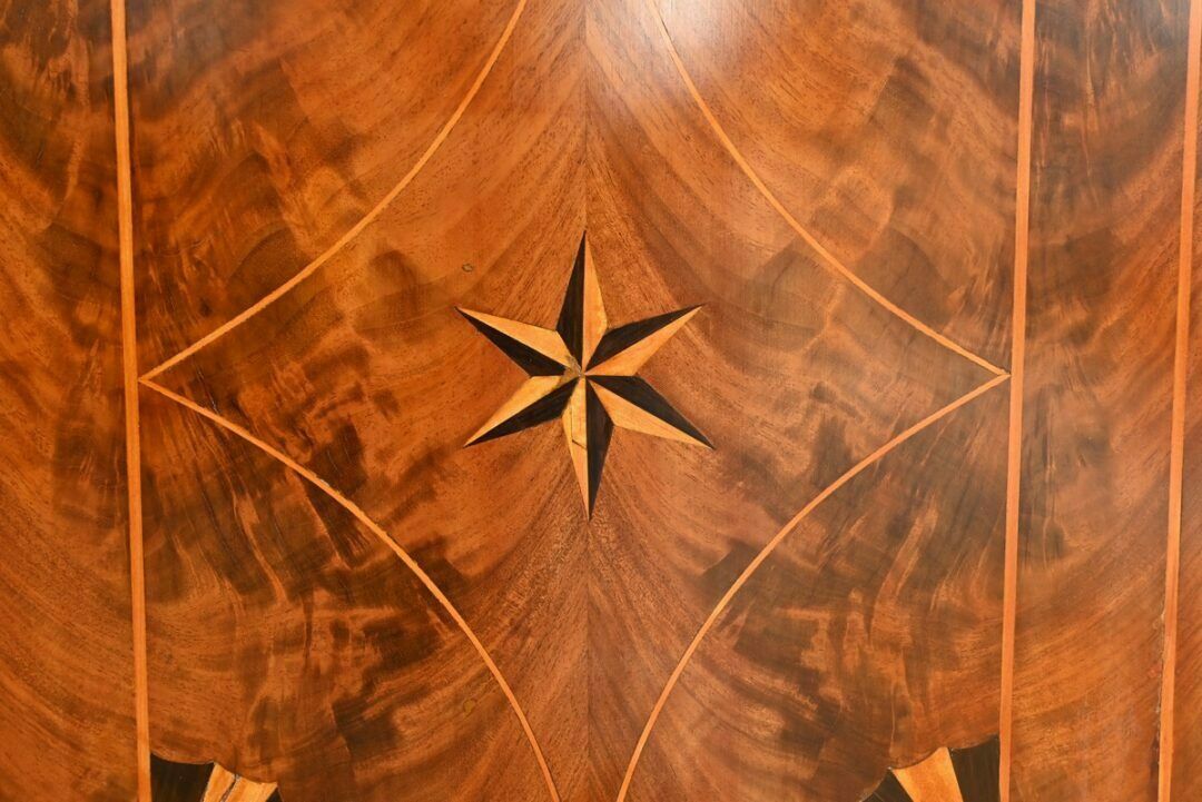 photo vintage Burl Mahogany Buffet, Restoration Period – Early 19th Century