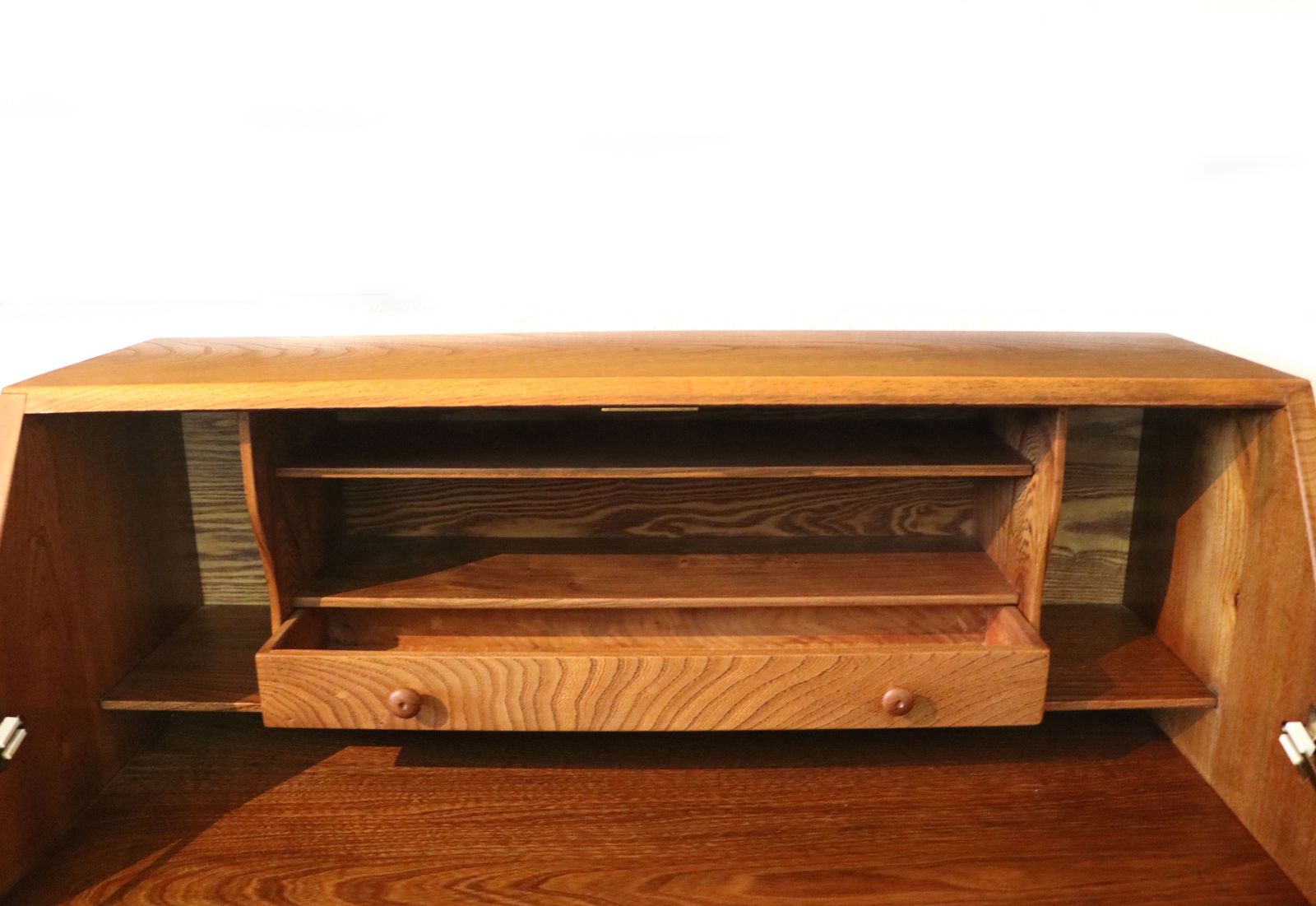 395.0 A Lovely Piece Of Ercol Elm Furniture From The Golden Dawn Range. photo