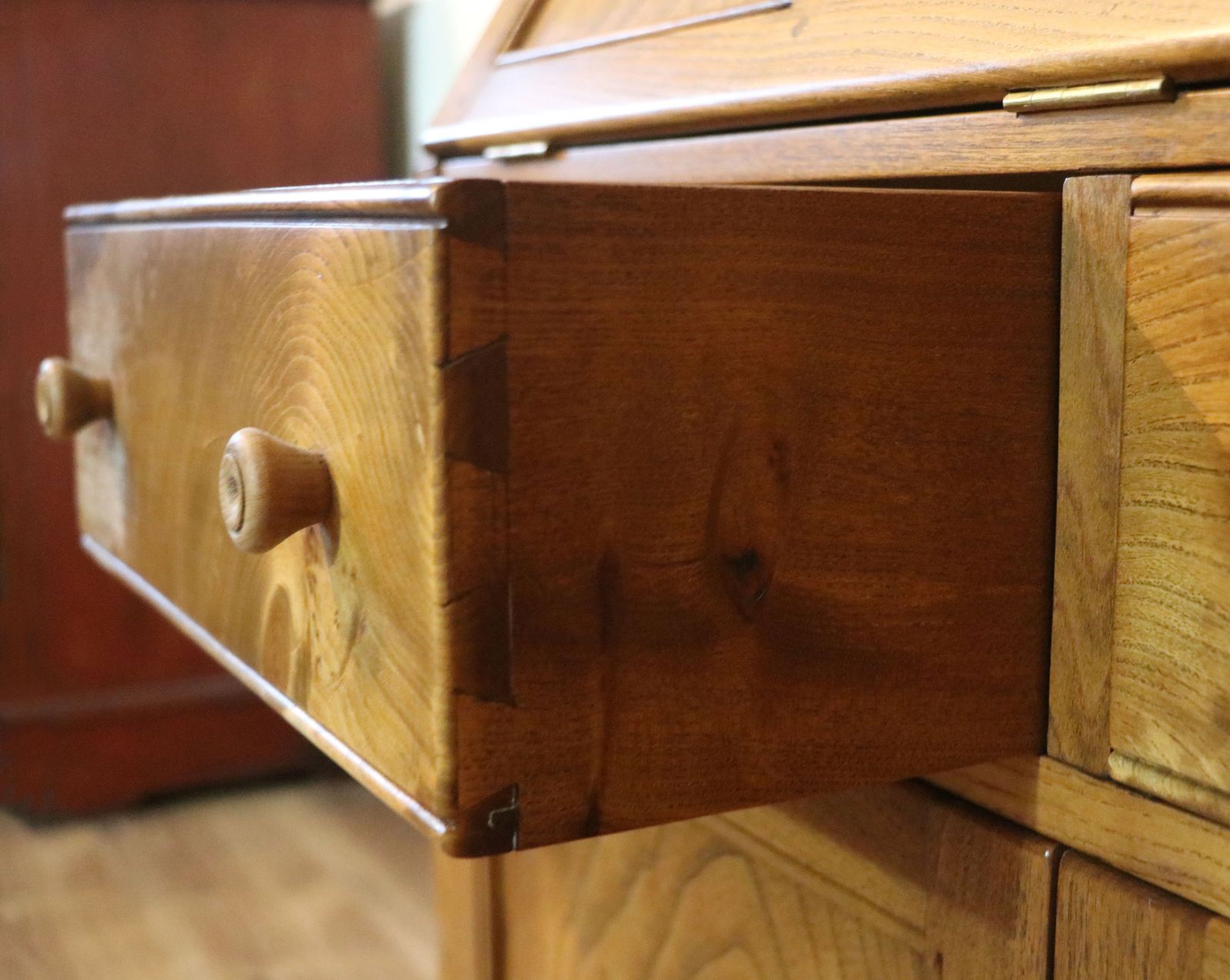 photo vintage A Lovely Piece Of Ercol Elm Furniture From The Golden Dawn Range.