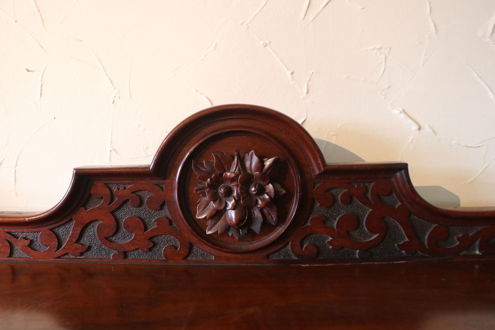 595.0 A Lovely Victorian Mahogany Buffet Or Dumb Waiter Shelf. photo