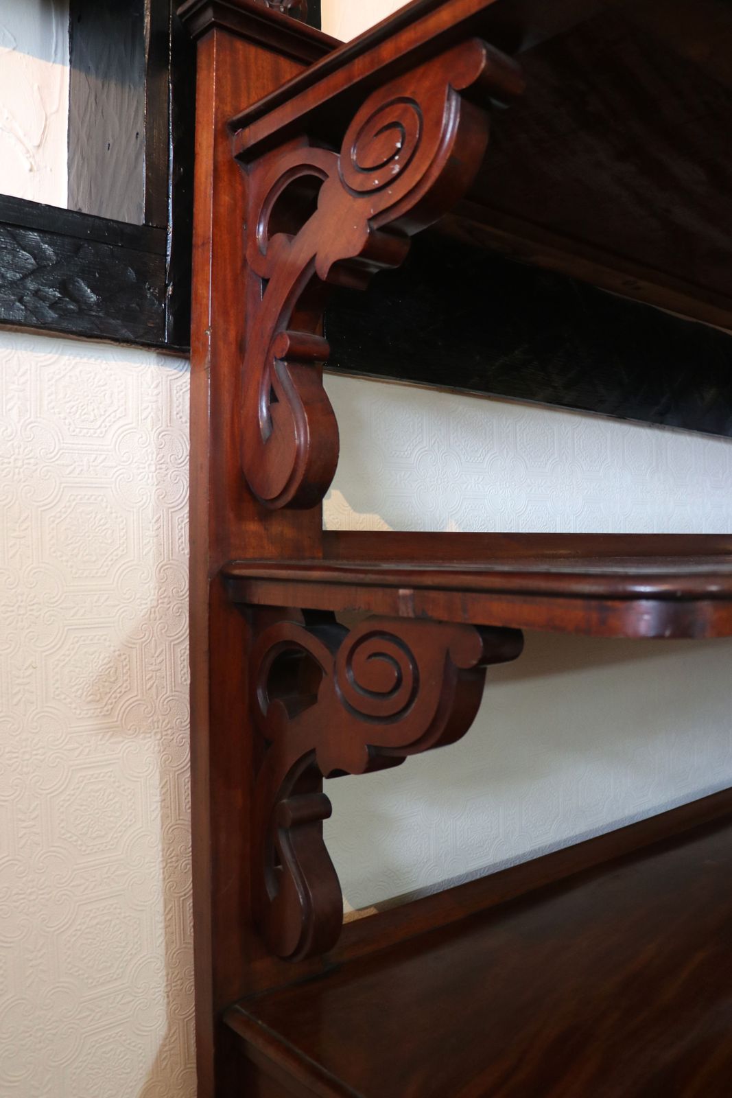 photo vinterior A Lovely Victorian Mahogany Buffet Or Dumb Waiter Shelf.