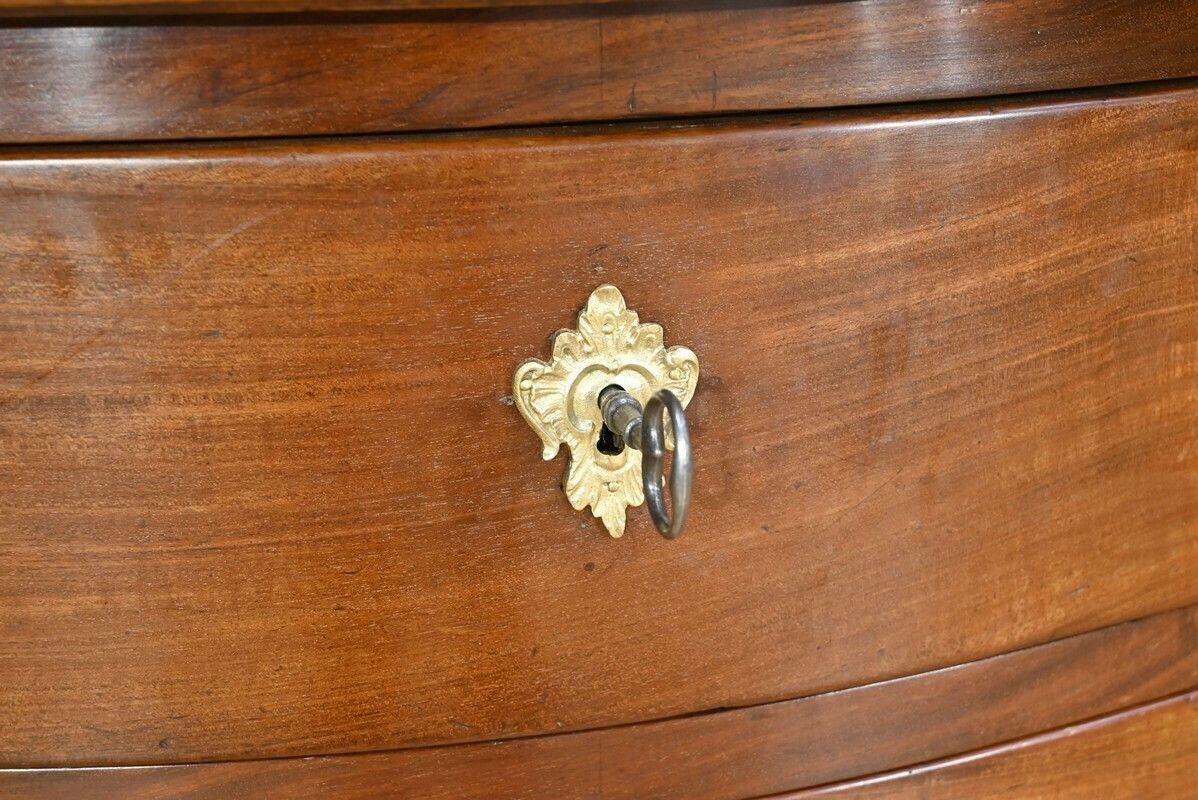6800.0 Nantaise Port Commode In Cuban Mahogany – 2nd Part 18th Century photo