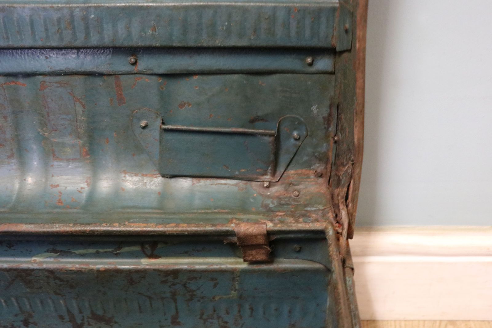 photo vinterior A Lovely Vintage Metal Trunk Which Has Been Later Hand Sign Written With The Porsche Emblem.