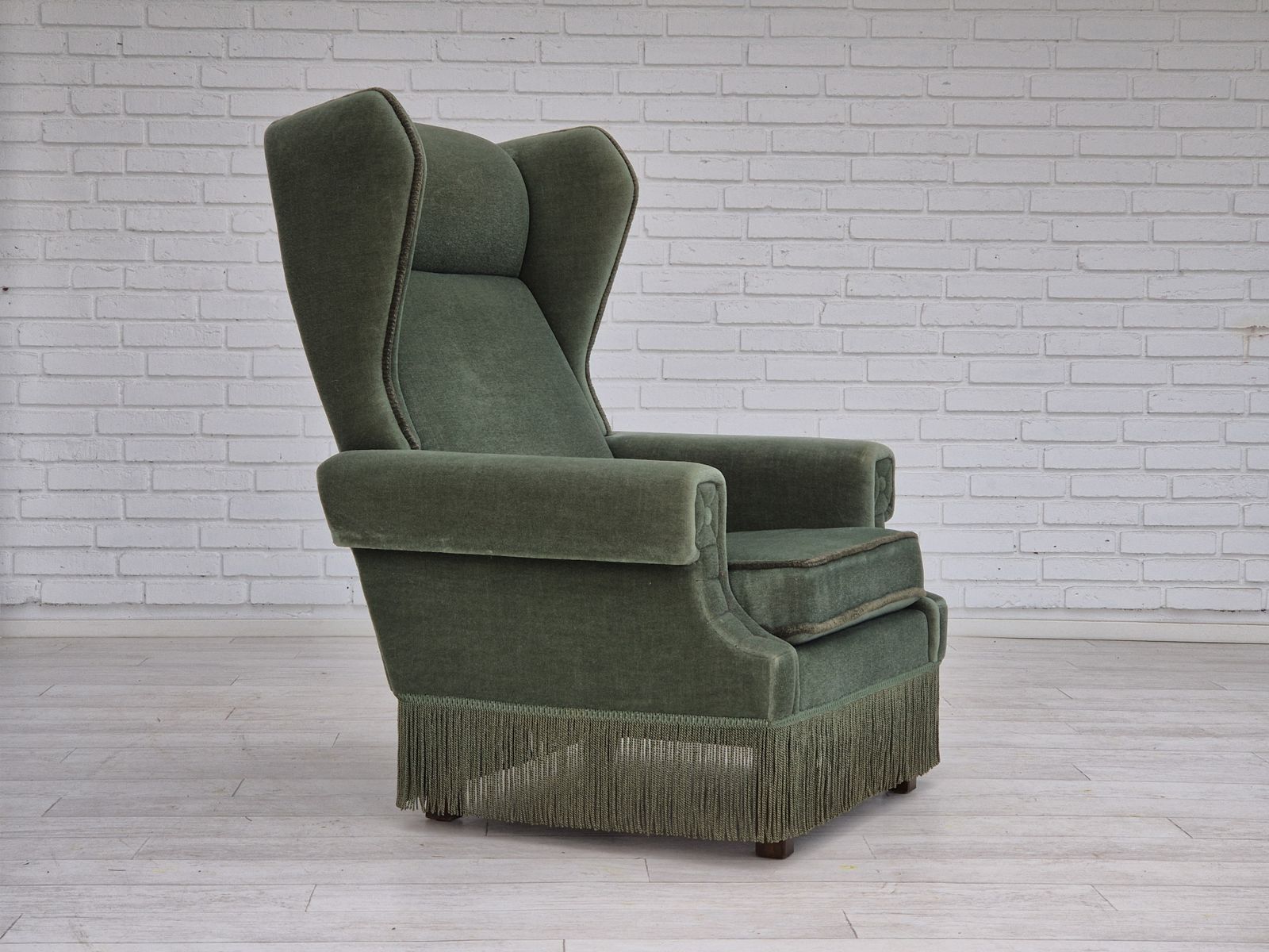 Jaren 1970, Deense Wingback Fauteuil, Ongerestaureerde Staat, Meubelvelours, Beukenhout. photo furniture
