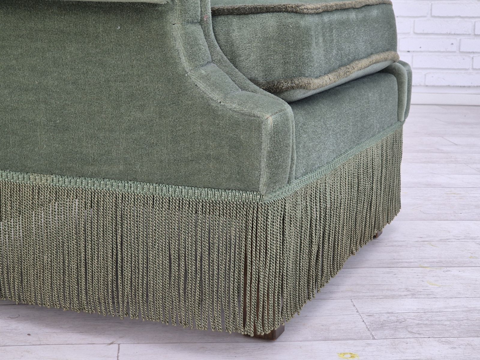 Jaren 1970, Deense Wingback Fauteuil, Ongerestaureerde Staat, Meubelvelours, Beukenhout. photo Meubels