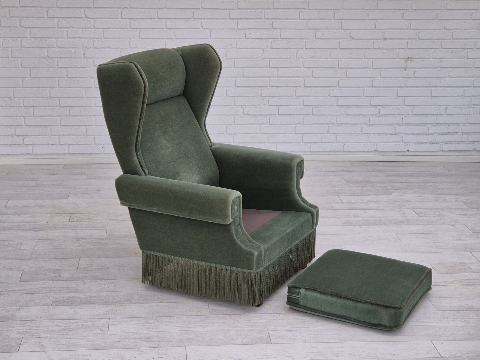 photo vinterior Jaren 1970, Deense Wingback Fauteuil, Ongerestaureerde Staat, Meubelvelours, Beukenhout.