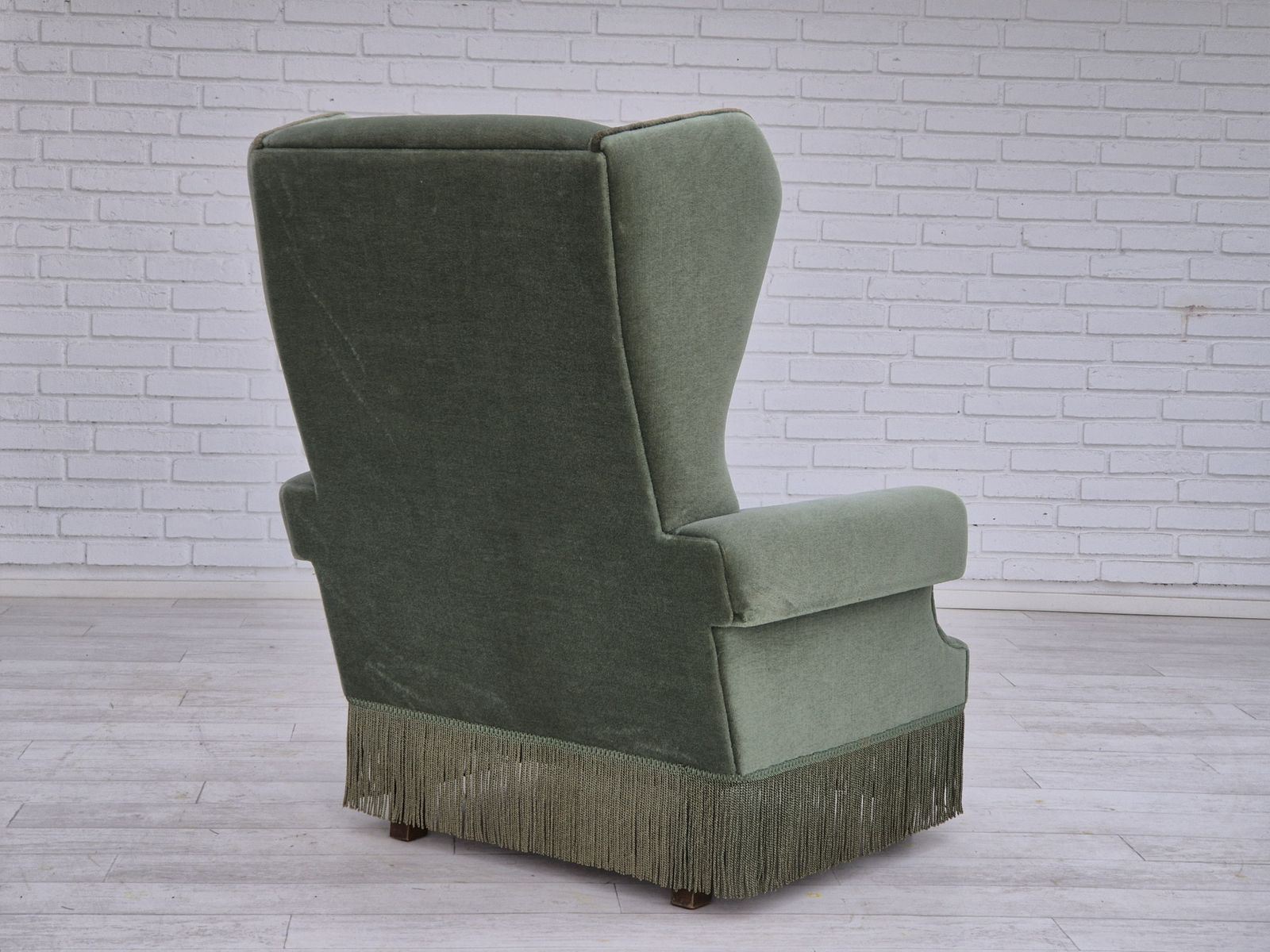 photo vintage Jaren 1970, Deense Wingback Fauteuil, Ongerestaureerde Staat, Meubelvelours, Beukenhout.