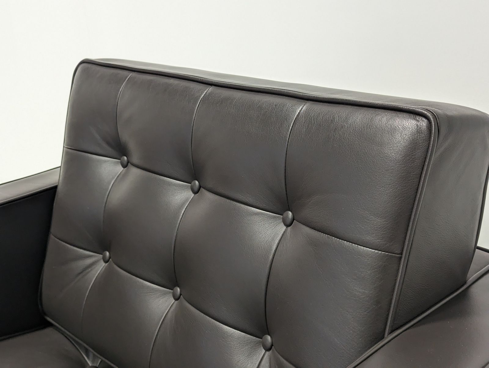 Knoll Studio Sabrina Armchair, Modernist photo vinterior