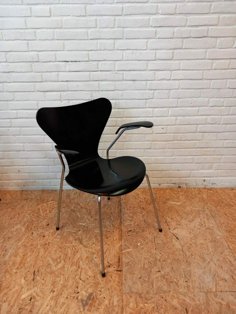 Set Of 4 Arne Jacobsen Chairs 3107 With Armrests