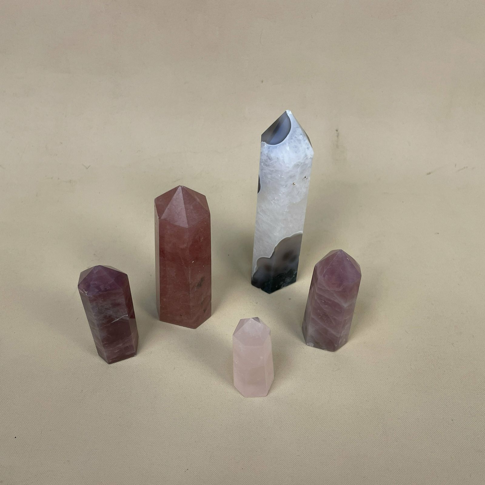 5 Pieces Of Natural Quarts Crystal Stone Towers Pink White Polished Gemstone Decorative Patterned Stones Set Multicoloured photo vinterior