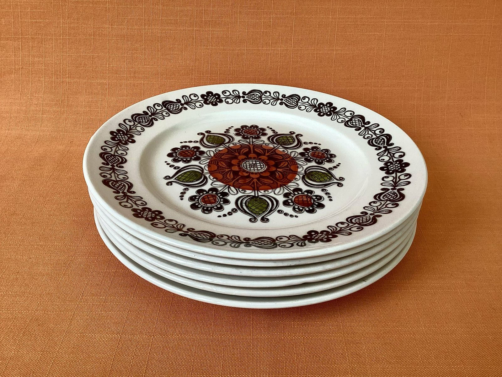 Broadhurst Kathie Winkle ‘Romany’ Dinner Plates (Set Of 6), Grade 1 Condition, 1975 Kathie Winkle Romany Dinner Plates, Retro Plates photo furniture