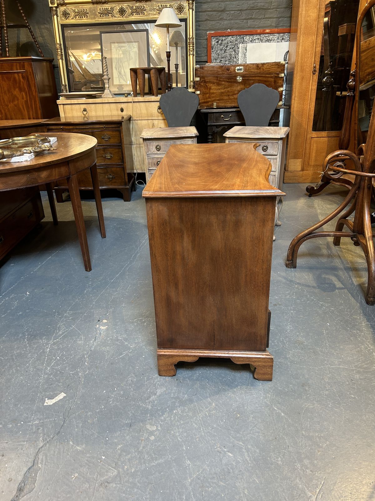 C19th Mahogany Chest Of Drawers Of Serpentine Outline photo Furniture