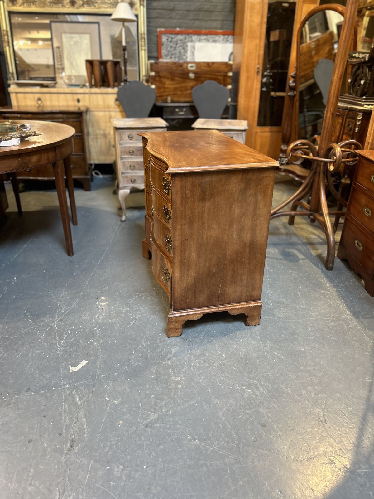 photo furniture C19th Mahogany Chest Of Drawers Of Serpentine Outline
