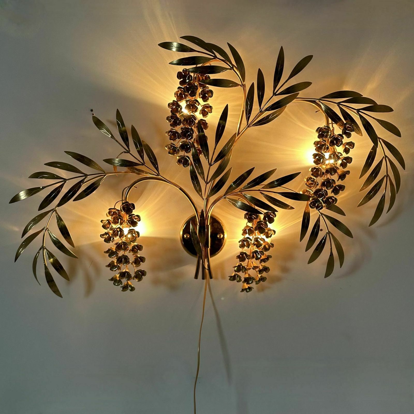 Grote Italiaanse Floraal Vergulde Wandlamp, Ca. Jaren 1970 photo furniture