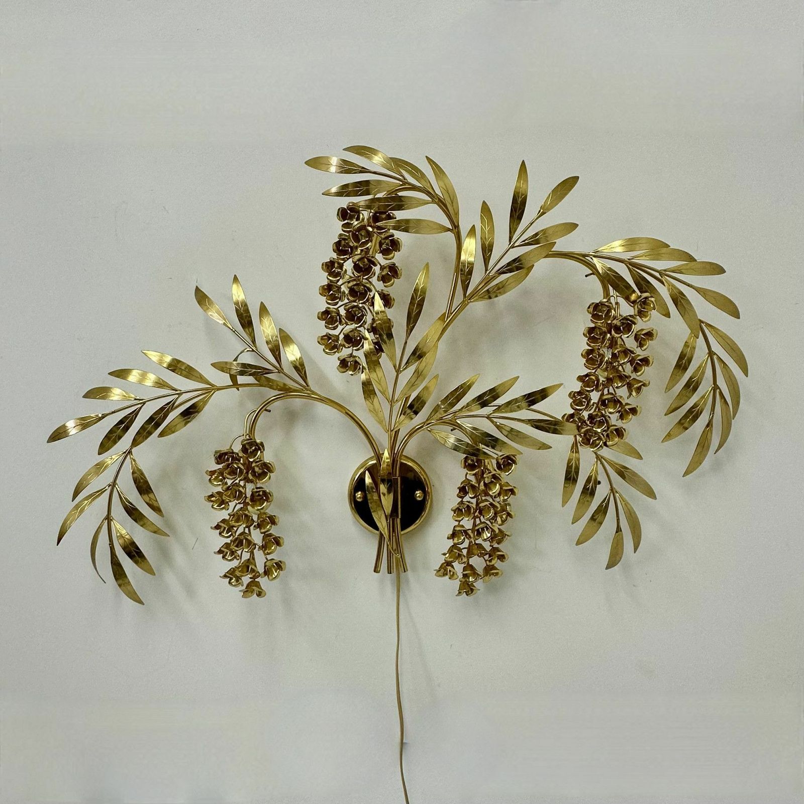 photo for sale Grote Italiaanse Floraal Vergulde Wandlamp, Ca. Jaren 1970