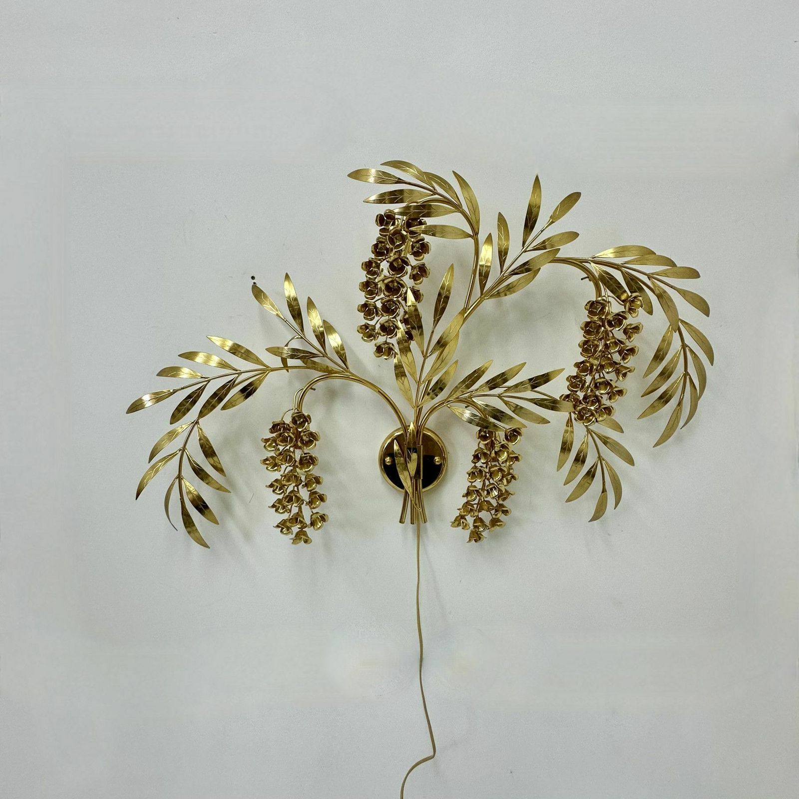 photo vintage Grote Italiaanse Floraal Vergulde Wandlamp, Ca. Jaren 1970