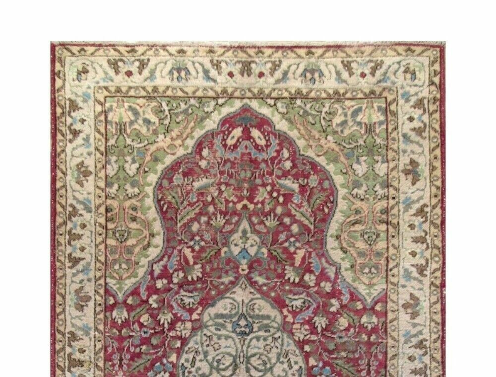 Vintage Oriental Rug In Red And Green. Handknotted Wool Carpet photo furniture