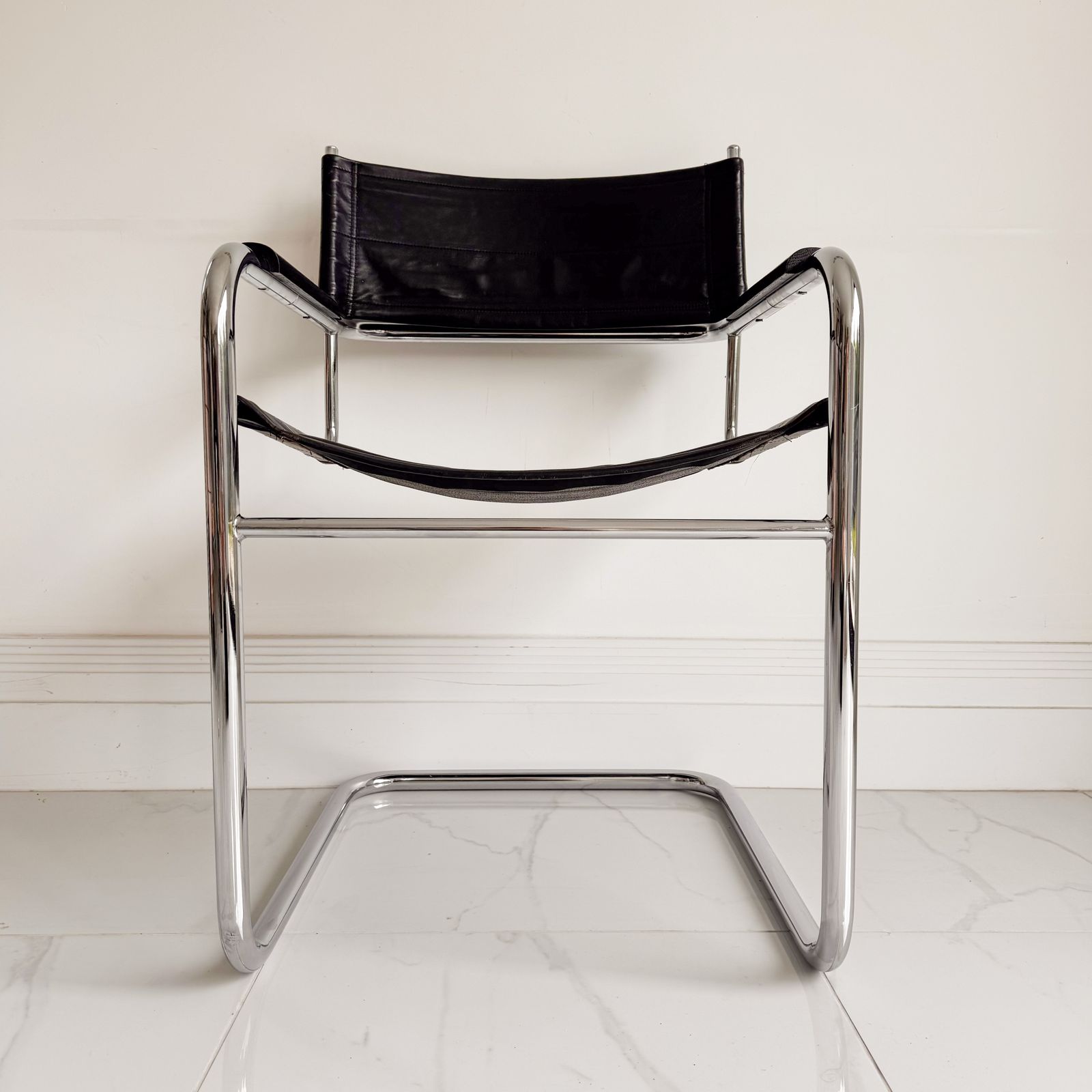 20th Century Italian Quilted Leather Cantilever Chair In Black photo Furniture