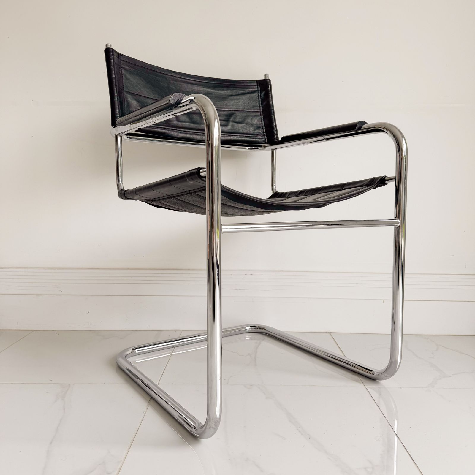 20th Century Italian Quilted Leather Cantilever Chair In Black photo vinterior