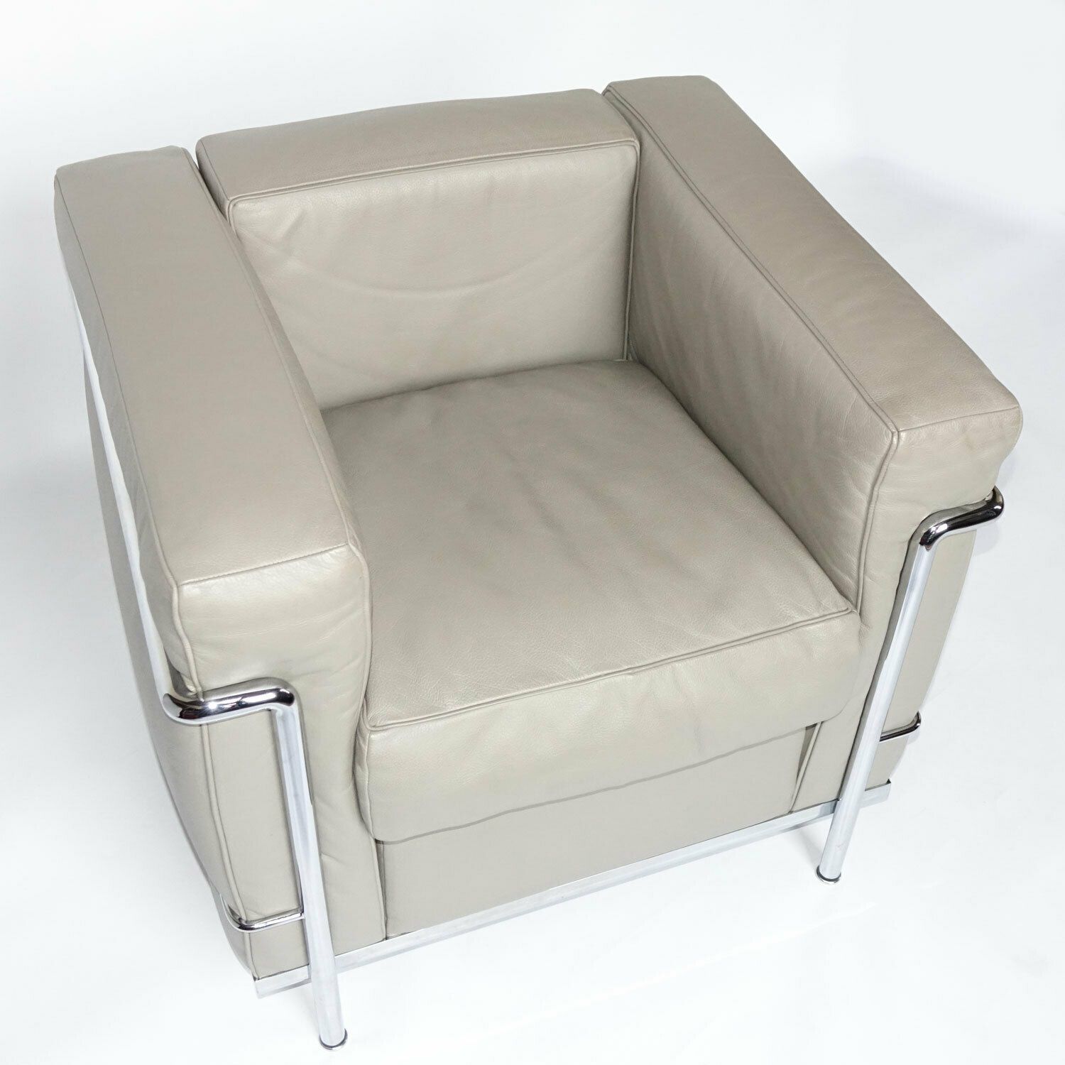 2 Fauteuil Grand Confort Petit Modèle Lc2 Three Seater Sofa & Two Armchairs Set By Le Corbusier For Cassina photo vintage