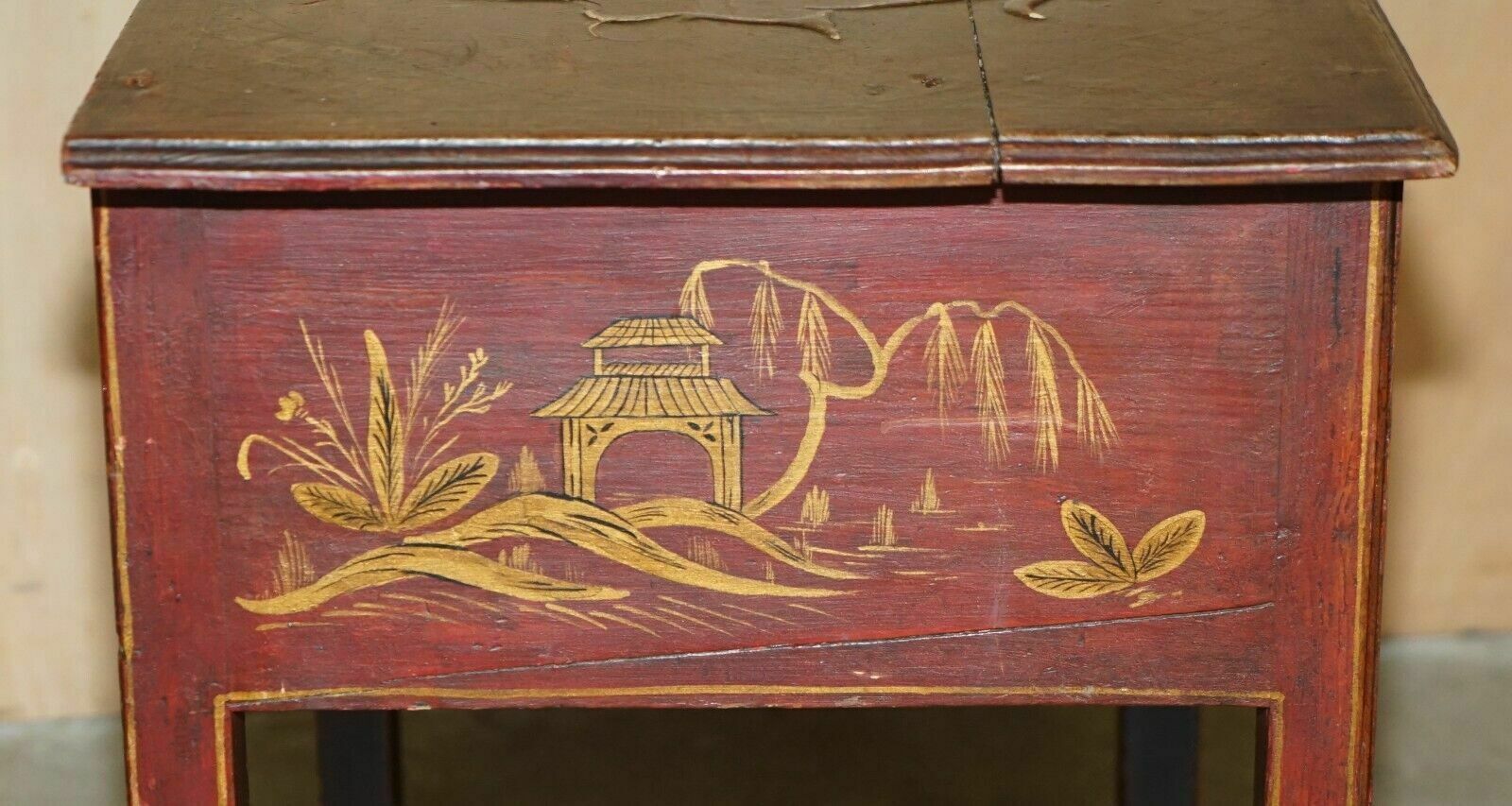 photo vintage Antique Original George III Red Lacquer & Gilt Japanned Side Table Circa 1760