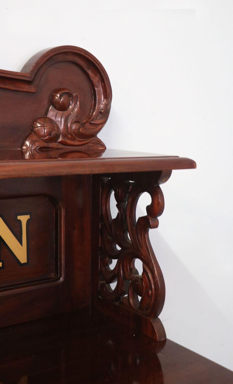 photo vintage A Very Nice Solid Mahogany Chiffonier Sideboard, Later Sign Written For The Red Lion Public House.