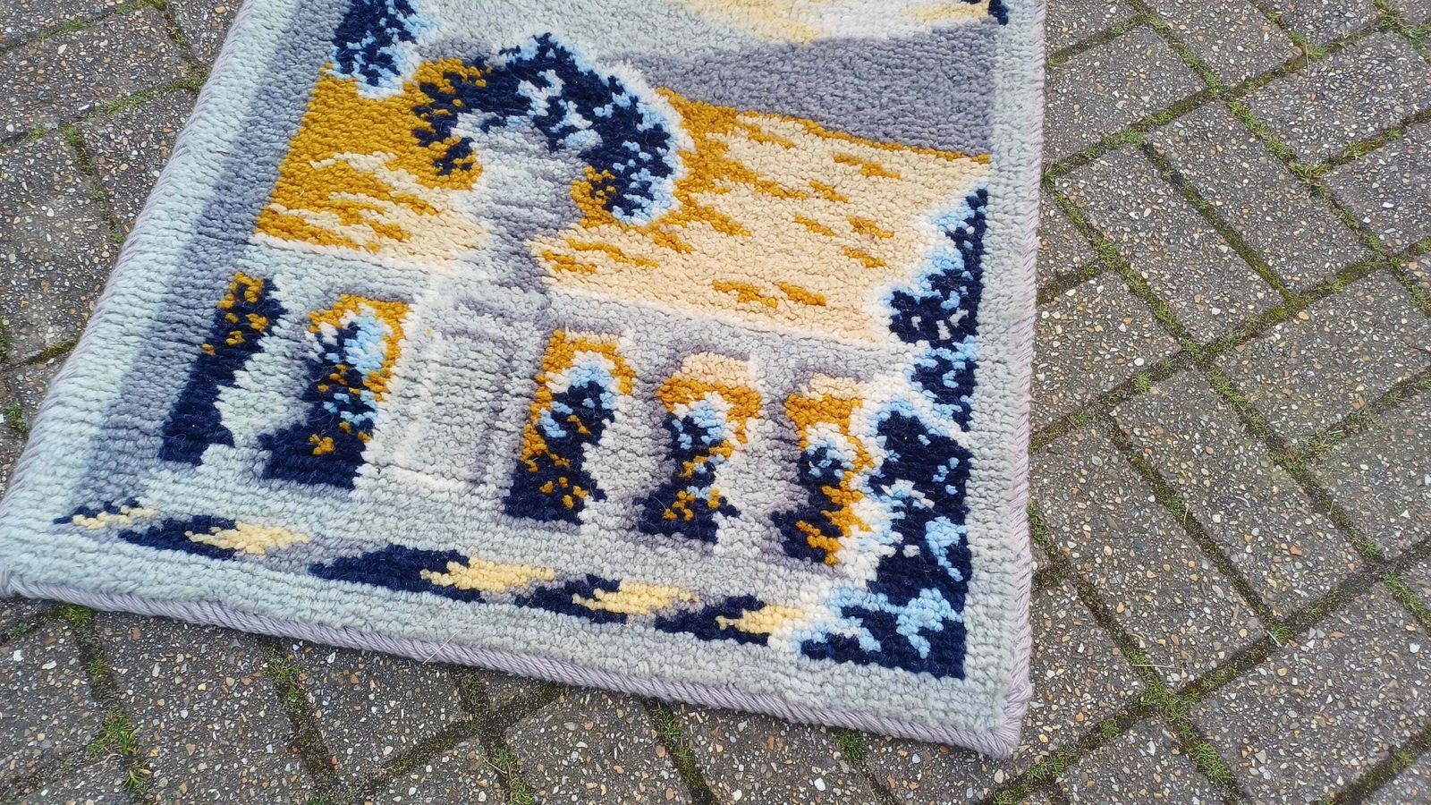Vintage Hand Woven Wool Woollen Decorative Rug. Tapestry Look To It. Soft Touch. Vase Balustrade Landscape. photo Textiles